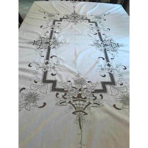 Vtg 1940's Linen Embroidered Tablecloth Floral Basket Pattern  6' x 4' 11" Ivory - Picture 5 of 10